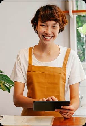 Colagem de pessoas e formas abstratas, incluindo uma mulher com um mapa, uma mulher com um tablet e uma médica.