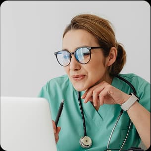 Colagem de pessoas e formas abstratas, incluindo uma mulher com um mapa, uma mulher com um tablet e uma médica.